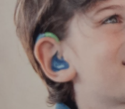 小児補聴器を着用する子供