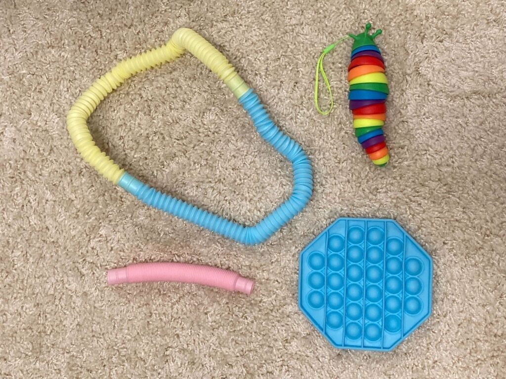 指先を使って遊ぶおもちゃが4つ並んでいる。