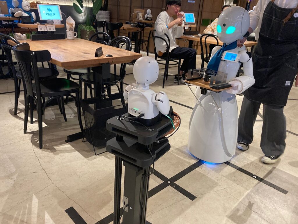 大小二体のロボットが対面で会話している様子