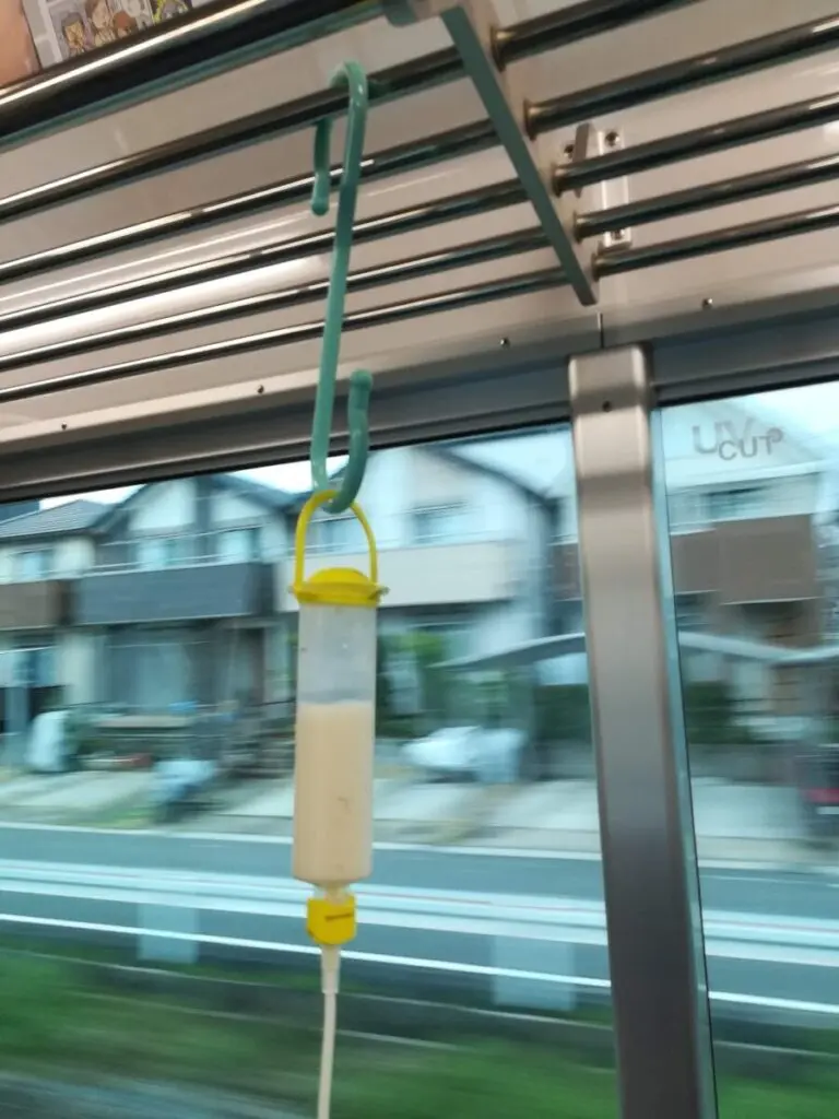 経管栄養】注入ボトルの固定に便利なグッズや固定方法をご紹介！お家で