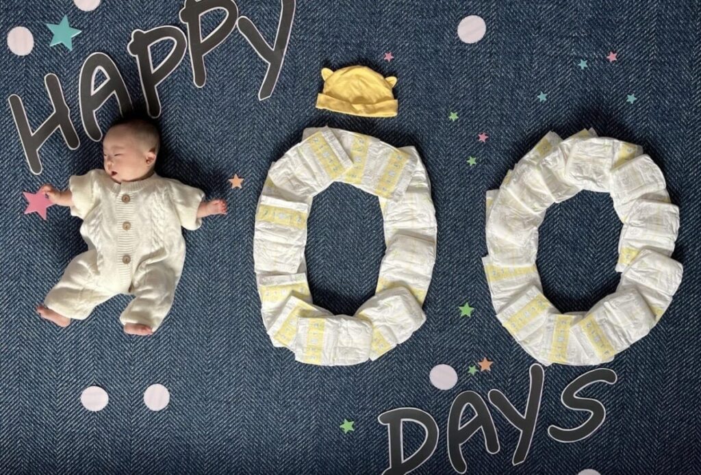 100日祝いで「100」の形をおむつと一緒に作った赤ちゃんの記念写真