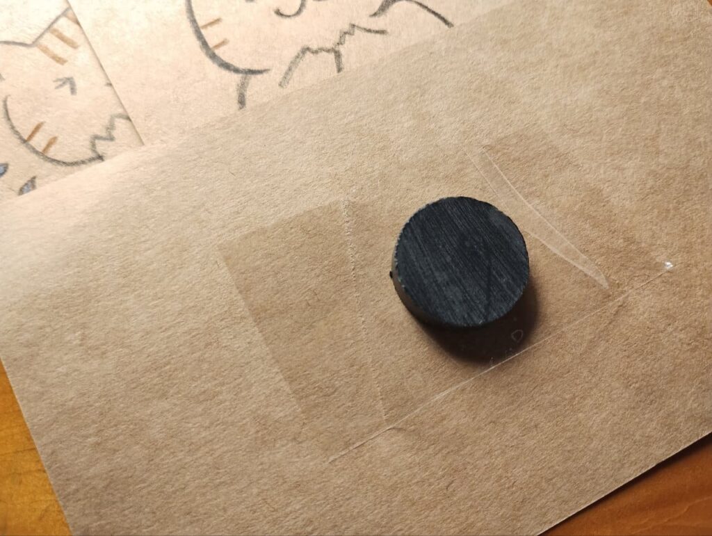 クラフト用紙で作ったカードの裏に丸い磁石が貼り付けられている