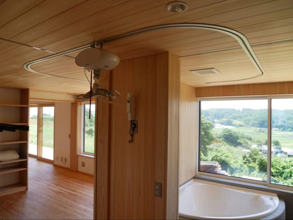 一般家庭のお風呂場や生活スタイルに合わせて天井に埋め込まれたシングルレールの天井走行リフト。