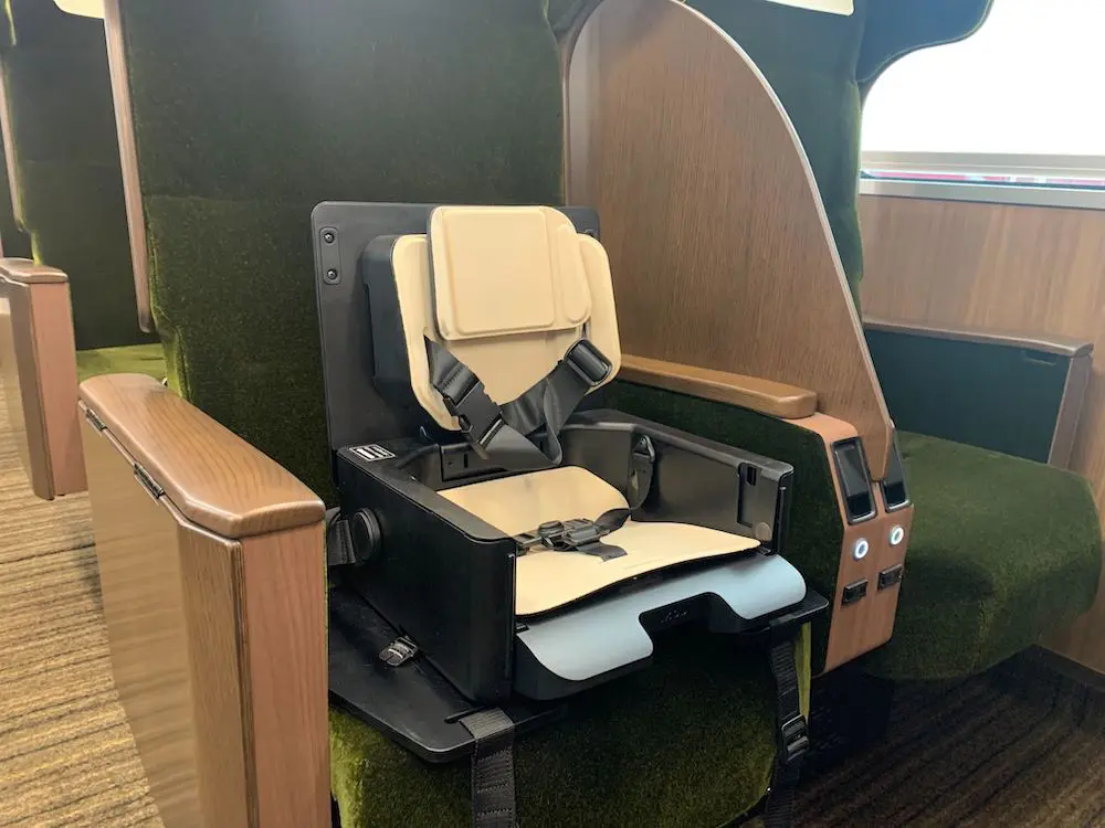 小学校の椅子の座る所の裏にある鉄の部分 小学校の椅子の座る所の裏にある鉄の部分 小学校の椅子