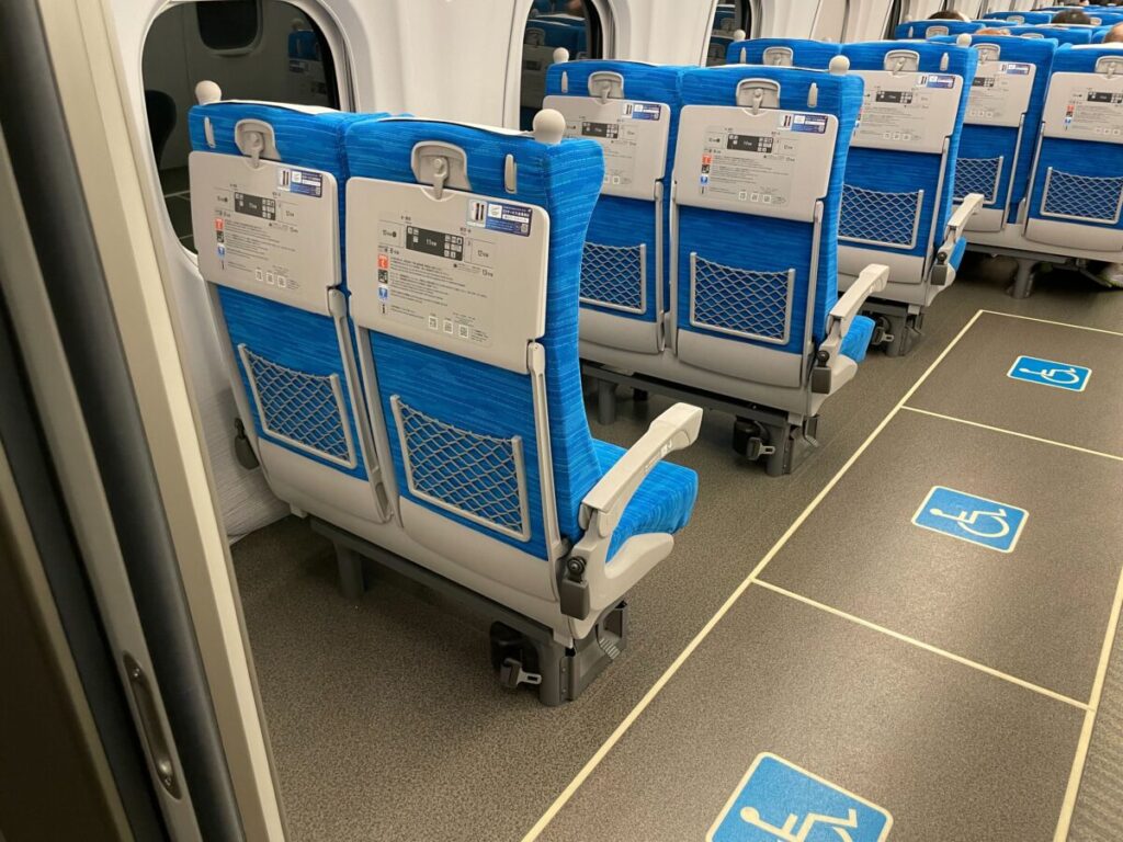 新幹線の移乗席ありの車椅子スペース。車椅子スペースのすぐ真横に座席がある