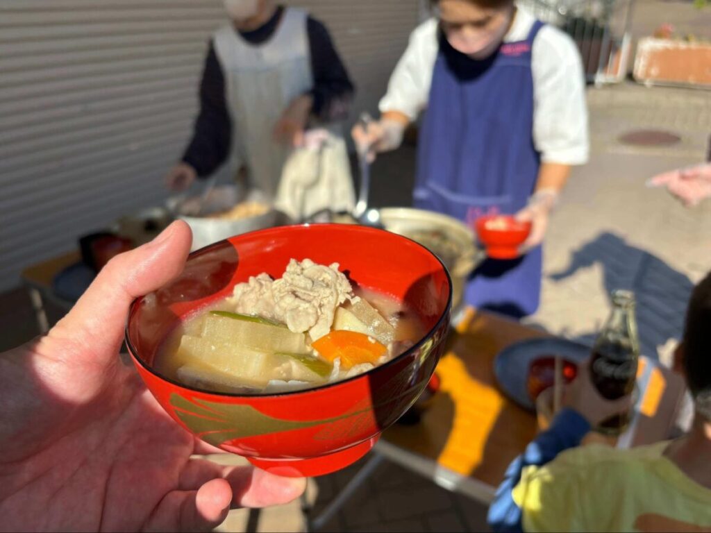 山形名物の芋煮をイベントで作っている様子