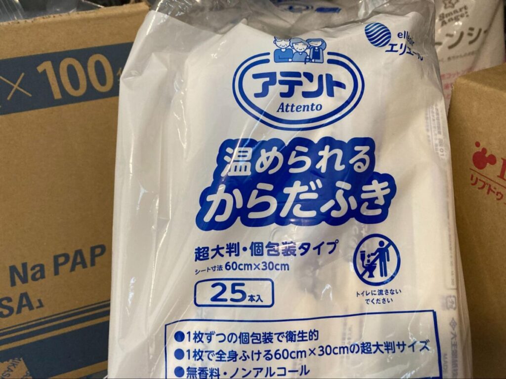 介護用品の大判のウェットシート。震災後も多めのストックを欠かしていない。