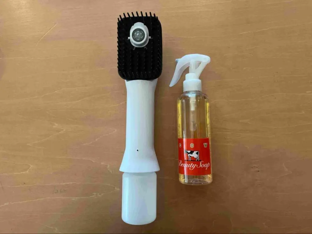 SUSUGU ミストブラシ＆ミストシャンプー　牛乳石鹸　ポータブル洗髪セット 牛乳石鹸が家電を開発!?服を着たまま洗髪できる「SUSUGU」を体験