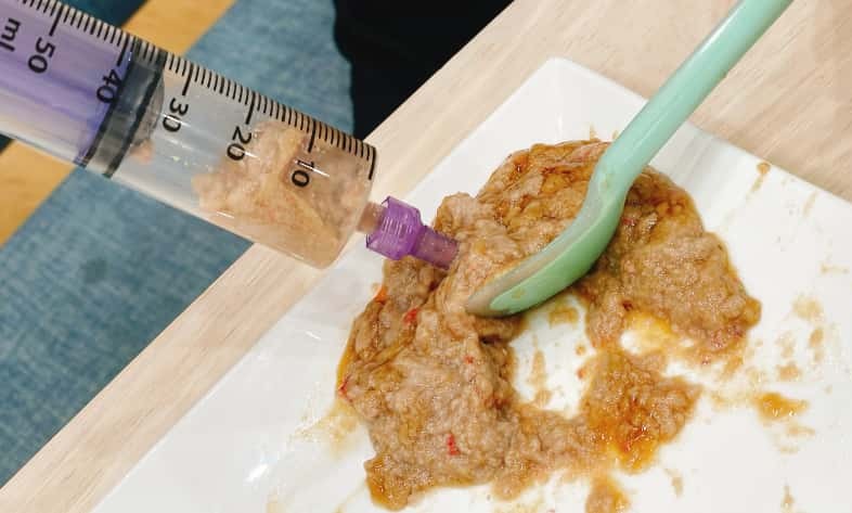 冷凍介護食、最幸のやわらぎを潰してシリンジで吸い上げている様子