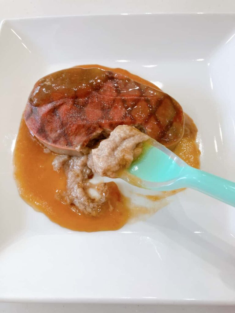 最幸のやわらぎ。やわらかとろっとビーフステーキをスプーンですくった後に少し潰している様子