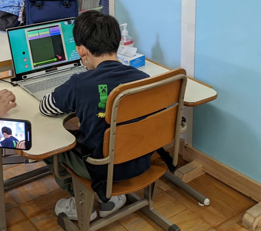 学校でパソコンに向かう男の子