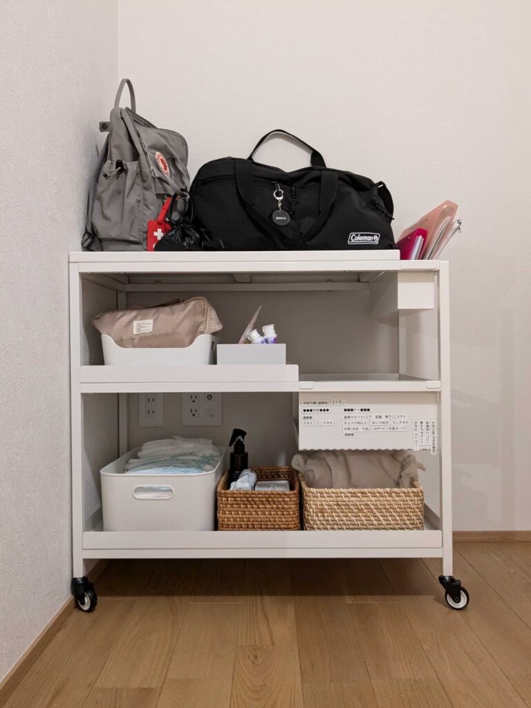 学校用品の収納をしているワゴン