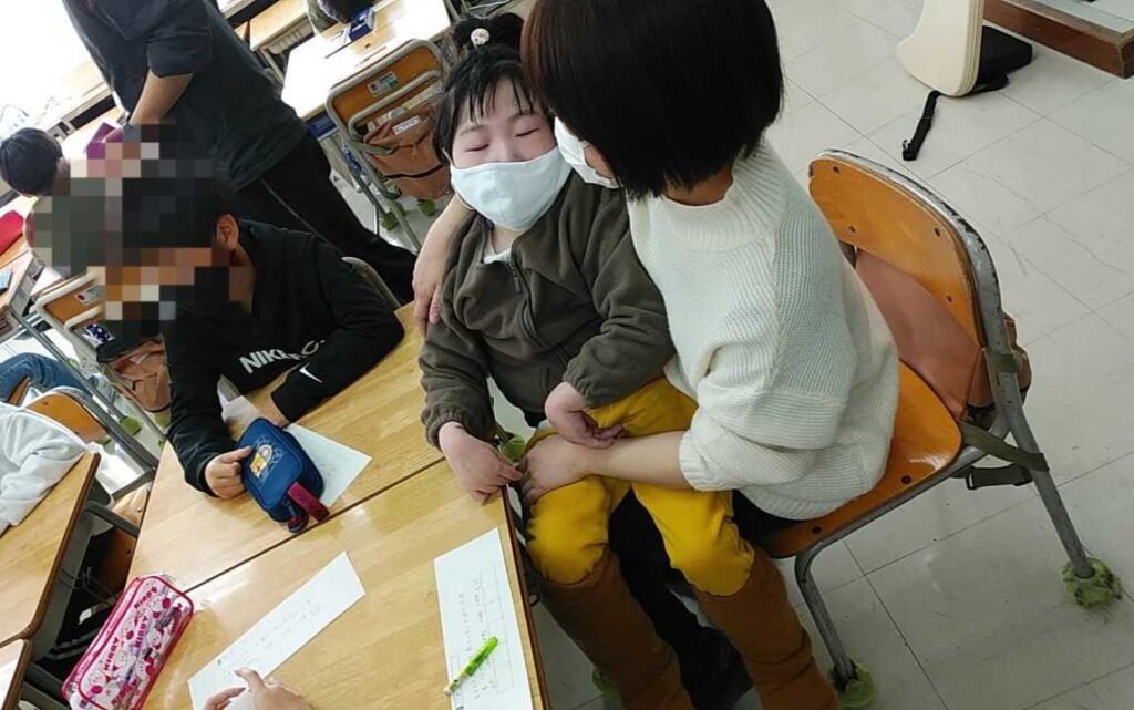 学校で授業を受けている女の子