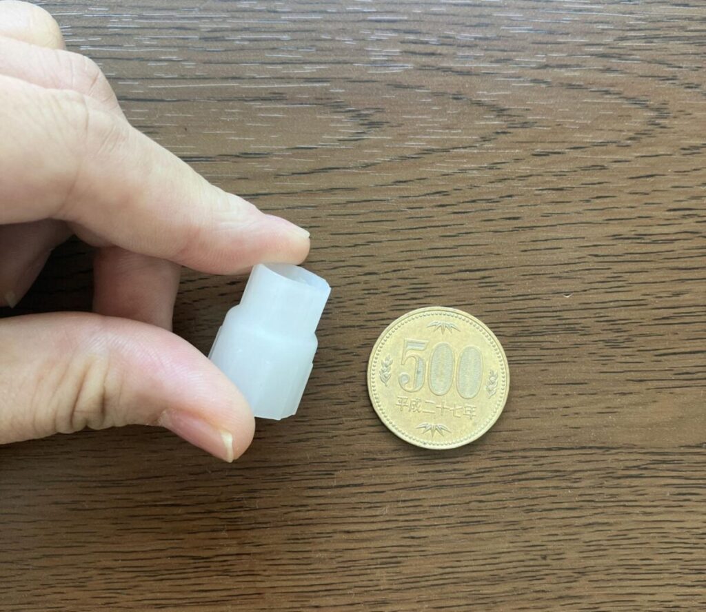市販のパウチ型飲料と、注入用シリンジを接続するコネクタの大きさは500円玉より少し小さいくらい