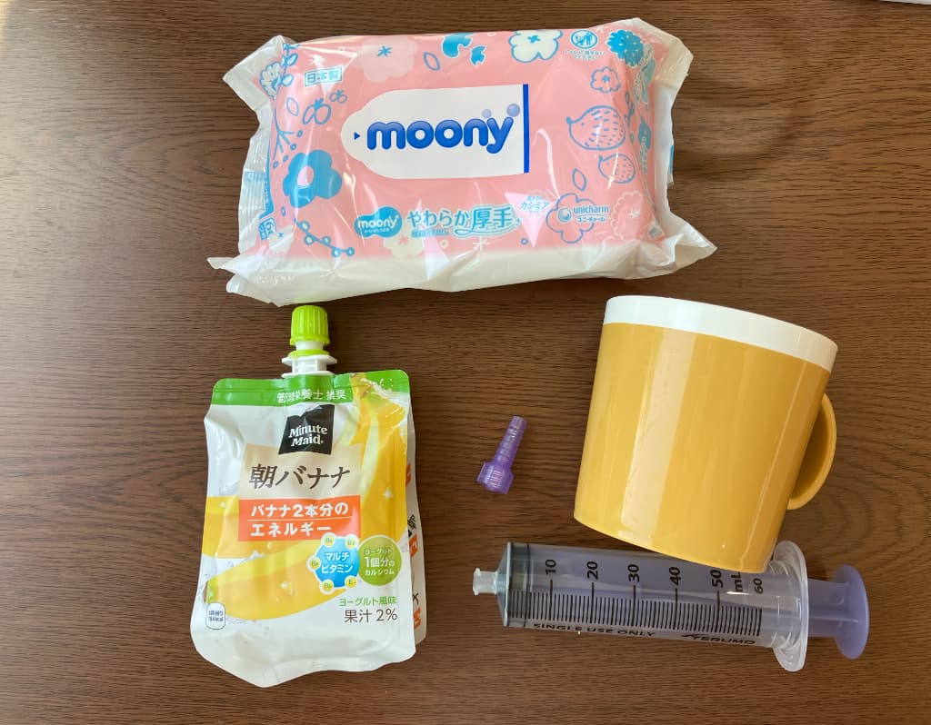 以前の注入セット
ウエットティッシュ、コップ、シリンジ、シリンジ用コネクタ、パウチ飲料