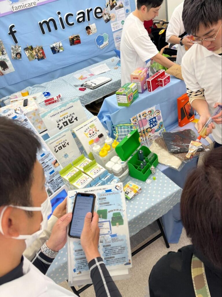 2025年のキッズフェスタで日本山村硝子株式会社とファミケアの共同ブースにで試作品の使い心地を試していただいている様子。ユーザーのリアルな声を商品開発に活かしている