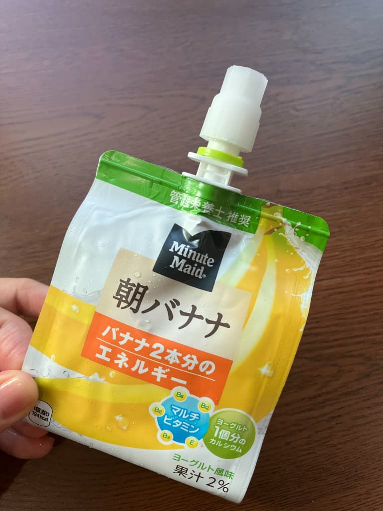 注入用コネクタ「つなぐん」をパウチ型飲料の飲み口に取り付けているところ