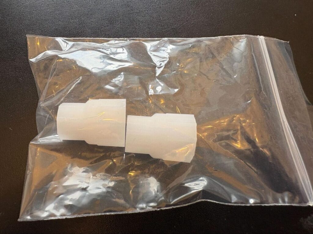 今回のプロジェクトで誕生した、パウチ用コネクタ。
市販のパウチ型ゼリー飲料と、注入用シリンジを接続するコネクタ