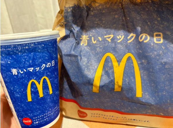 マックのドリンクのカップと紙袋に、青いマックの日と記載されてい