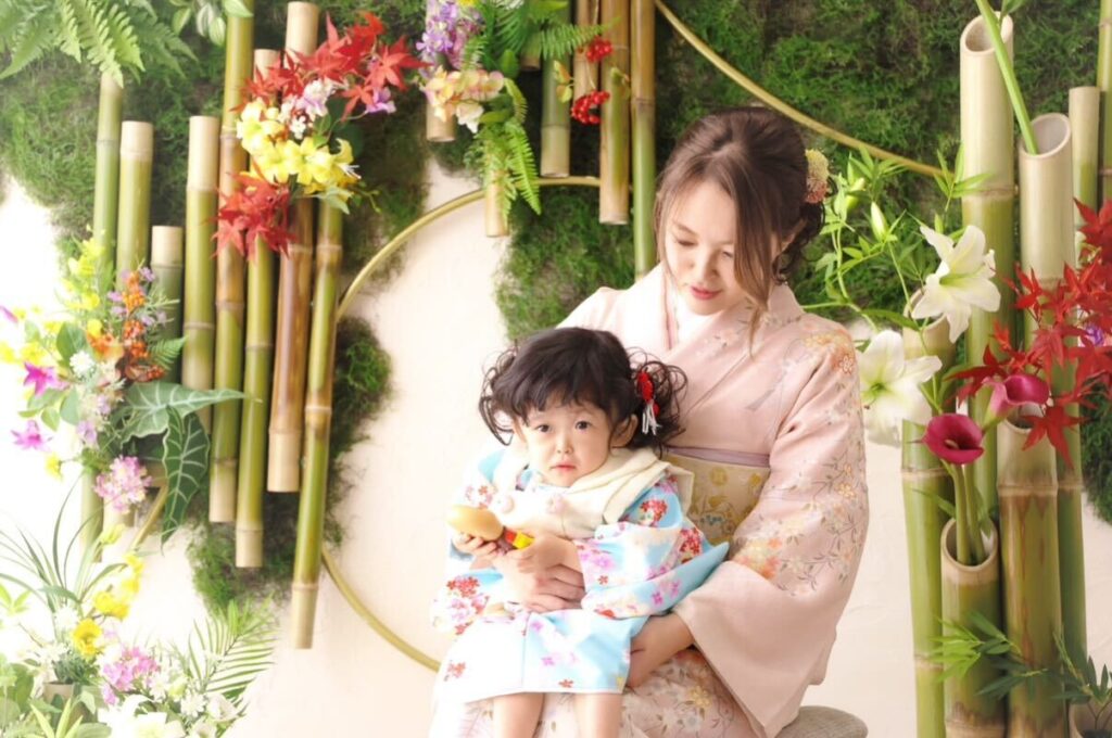 着物を着た女の子を、着物のお母さんが抱っこしている、七五三のお祝いの写真