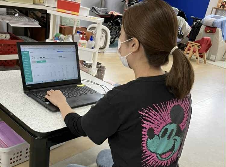 コノベルアプリを記入するスタッフ