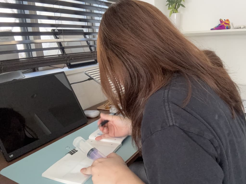ママが連絡帳を書いている。
