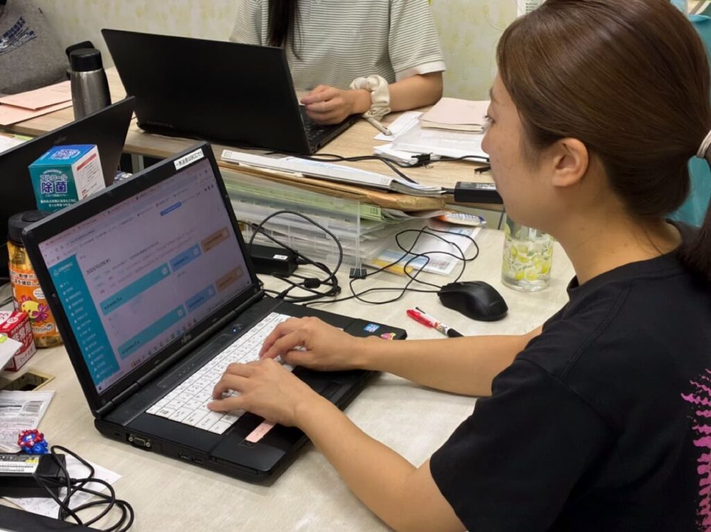 連絡帳を入力するスタッフ