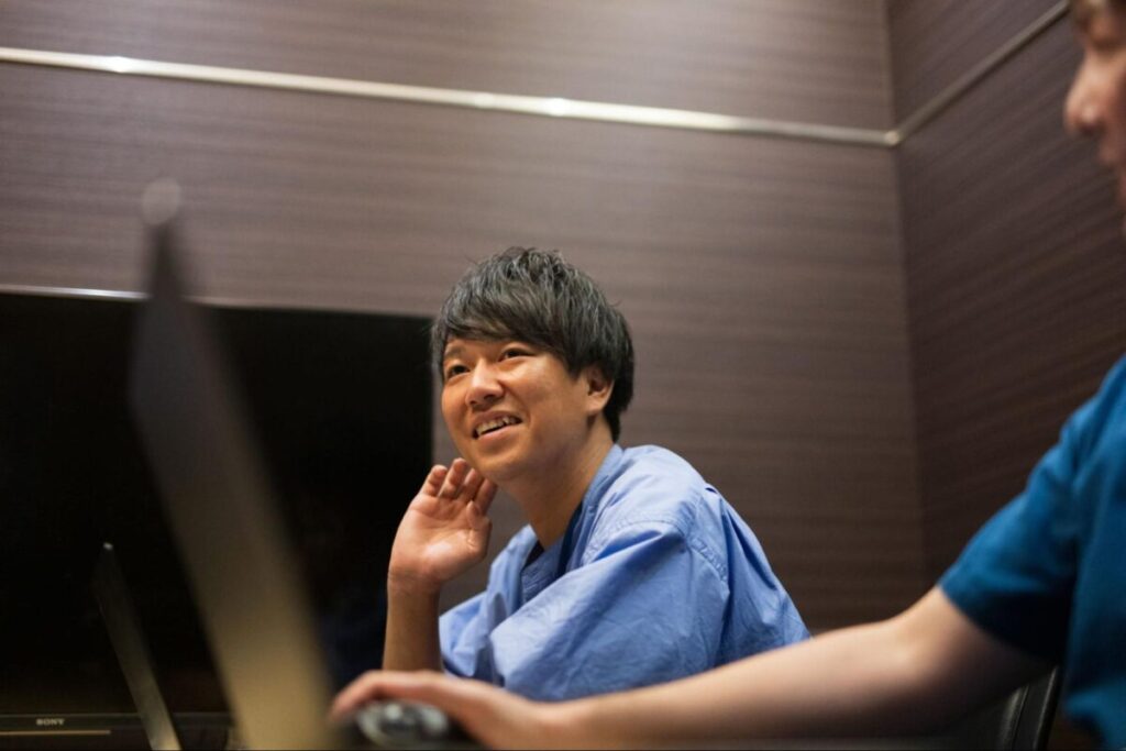 療育の現場に特化した連絡アプリ『コノベル』の事業責任者、柳田さんがお話しているところ