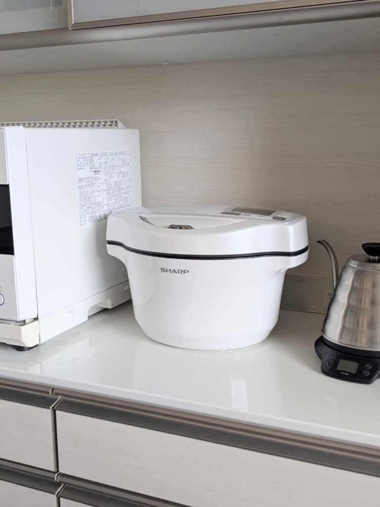材料を入れてボタンを押すだけで料理が自動で仕上がる調理家電ホットクックの白