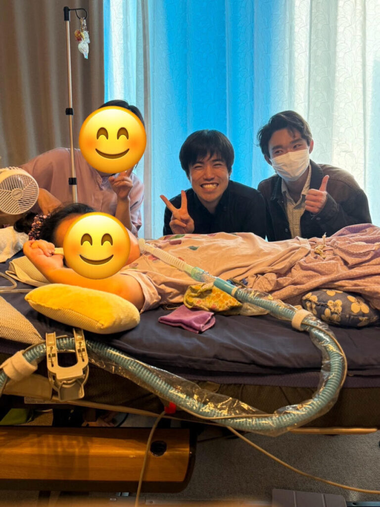 東京大学・東京科学大学共同調査チームの武藤さんと小野さんが、医療的ケア児とその家族と一緒にいる場面。