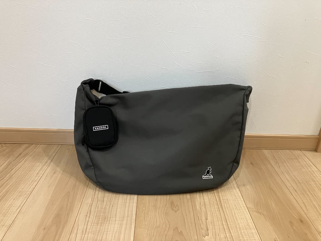 カンゴールのビッグショルダーバッグ、グレーが置いてある
