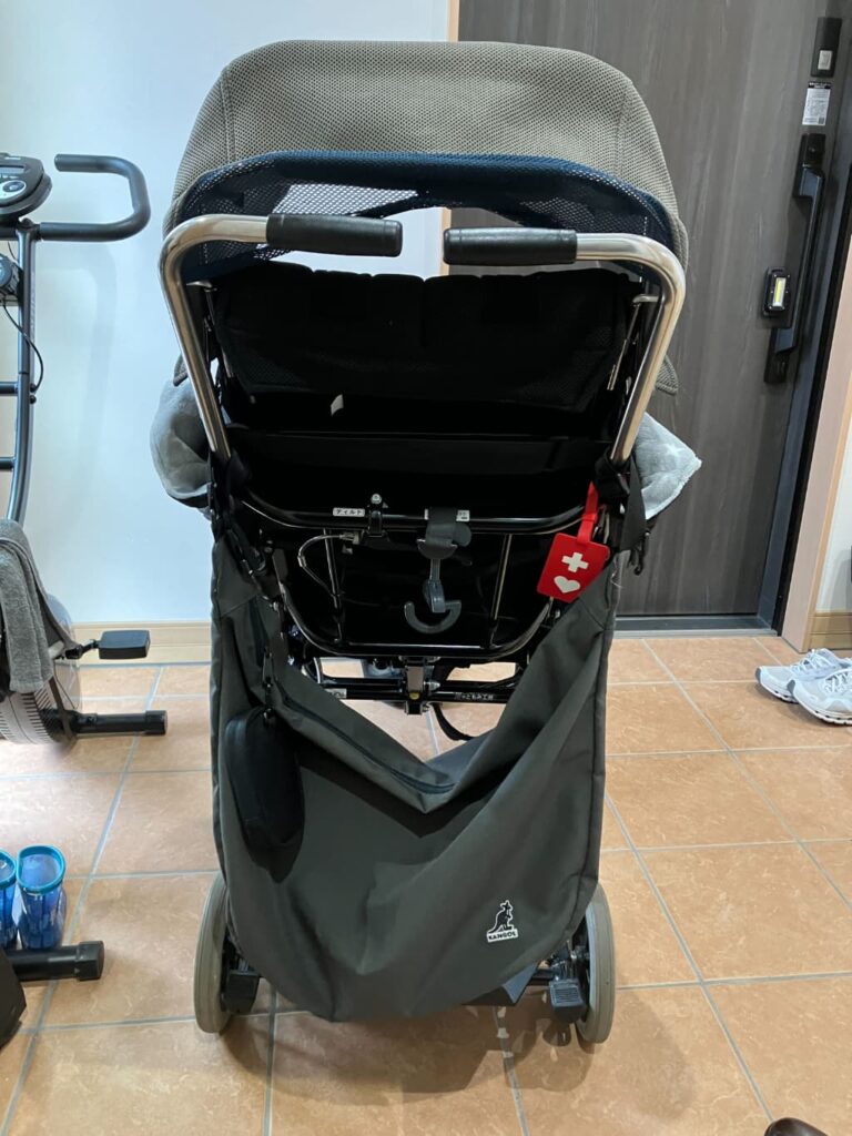 障がい児用バギーの押して部分にカバンをひっかけている様子