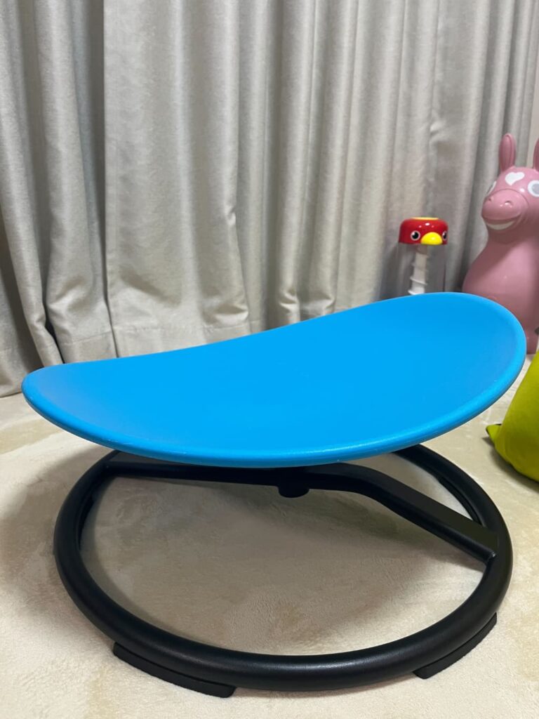 黒い台座に青い座面がついている椅子