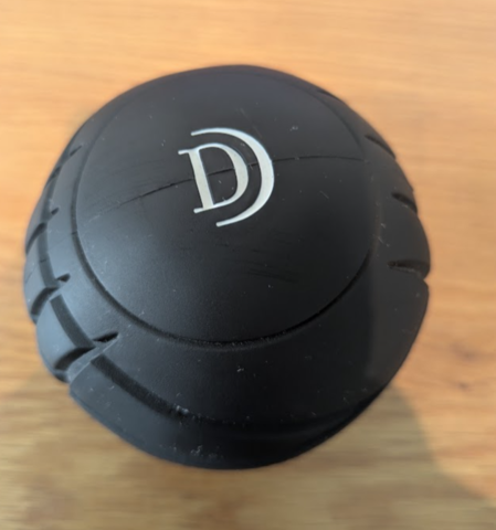 白い文字でDと書かれている黒いボール