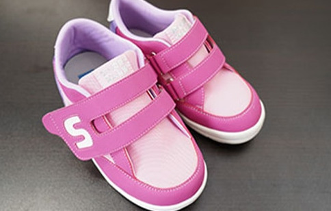 薄いピンクにショッキングピンクの留め具がついた靴