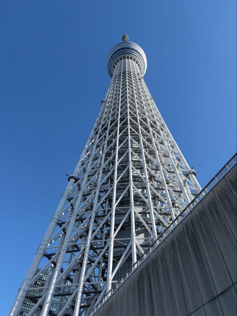 青空を背景に下から見上げた東京スカイツリーの全景