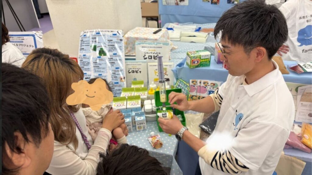 去年開催されたキッズフェスタブースの様子。山村硝子の担当者とお客様が会話している