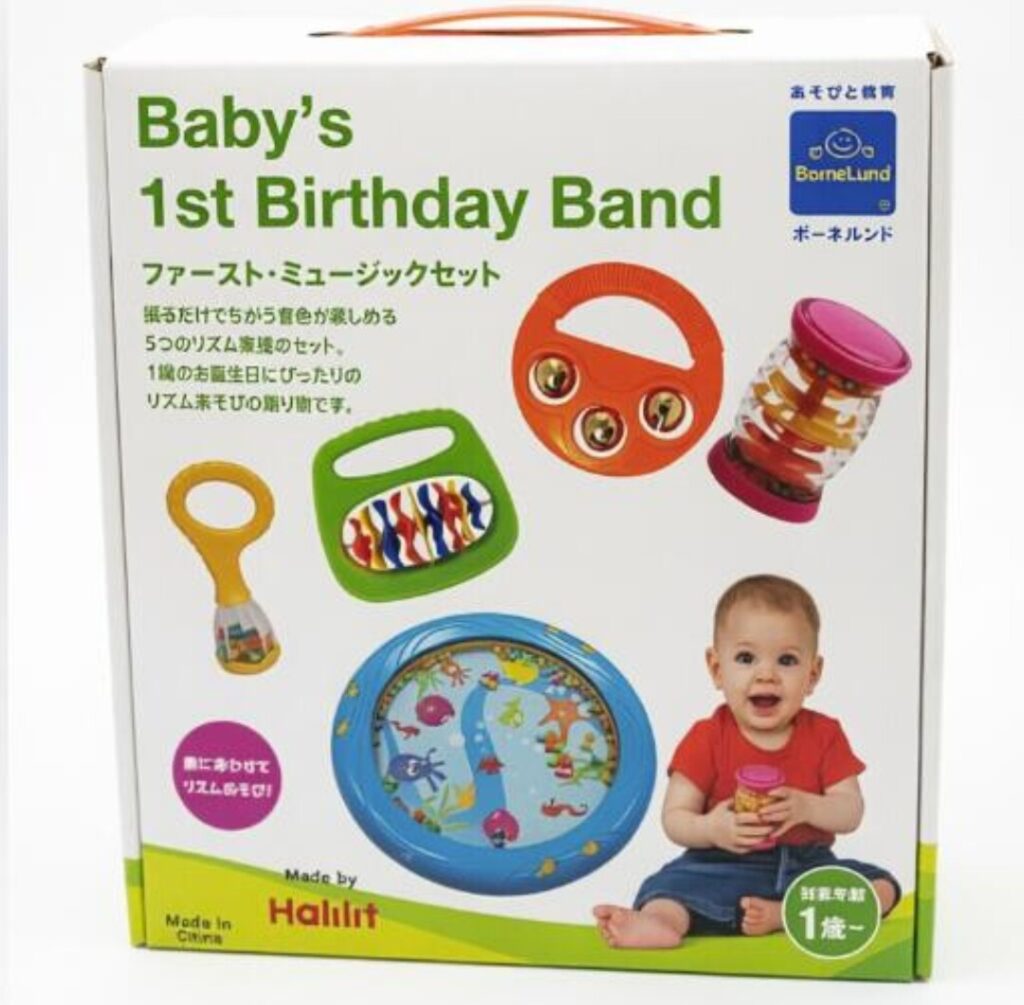 タンバリン、ラトル、ミニドラム、ベル入りのおもちゃなど、5種類の楽器が描かれた「Baby’s 1st Birthday Band」の箱